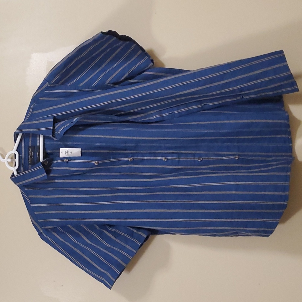 Banana Republc short-sleeve linen blend bold blue stripe shirt.